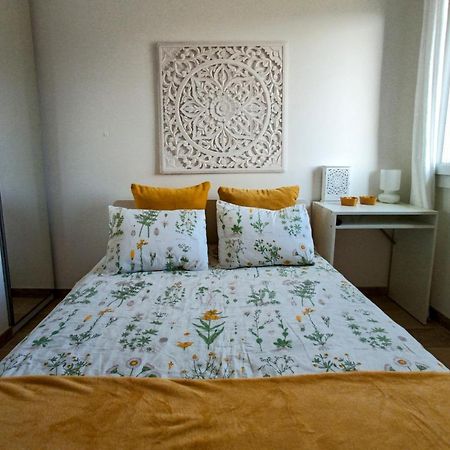 Private Room In Renovated Apartment - Tram 1 Min Walk Nice Exterior photo