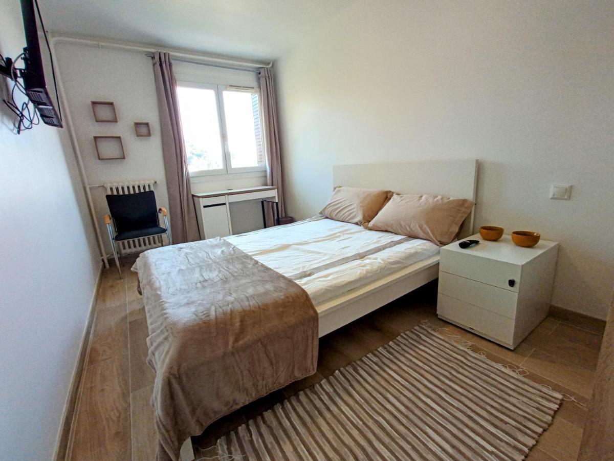 Private Room In Renovated Apartment - Tram 1 Min Walk Nice Exterior photo