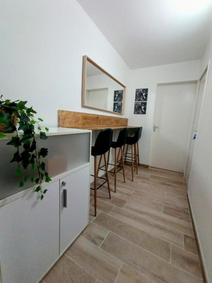 Private Room In Renovated Apartment - Tram 1 Min Walk Nice Exterior photo