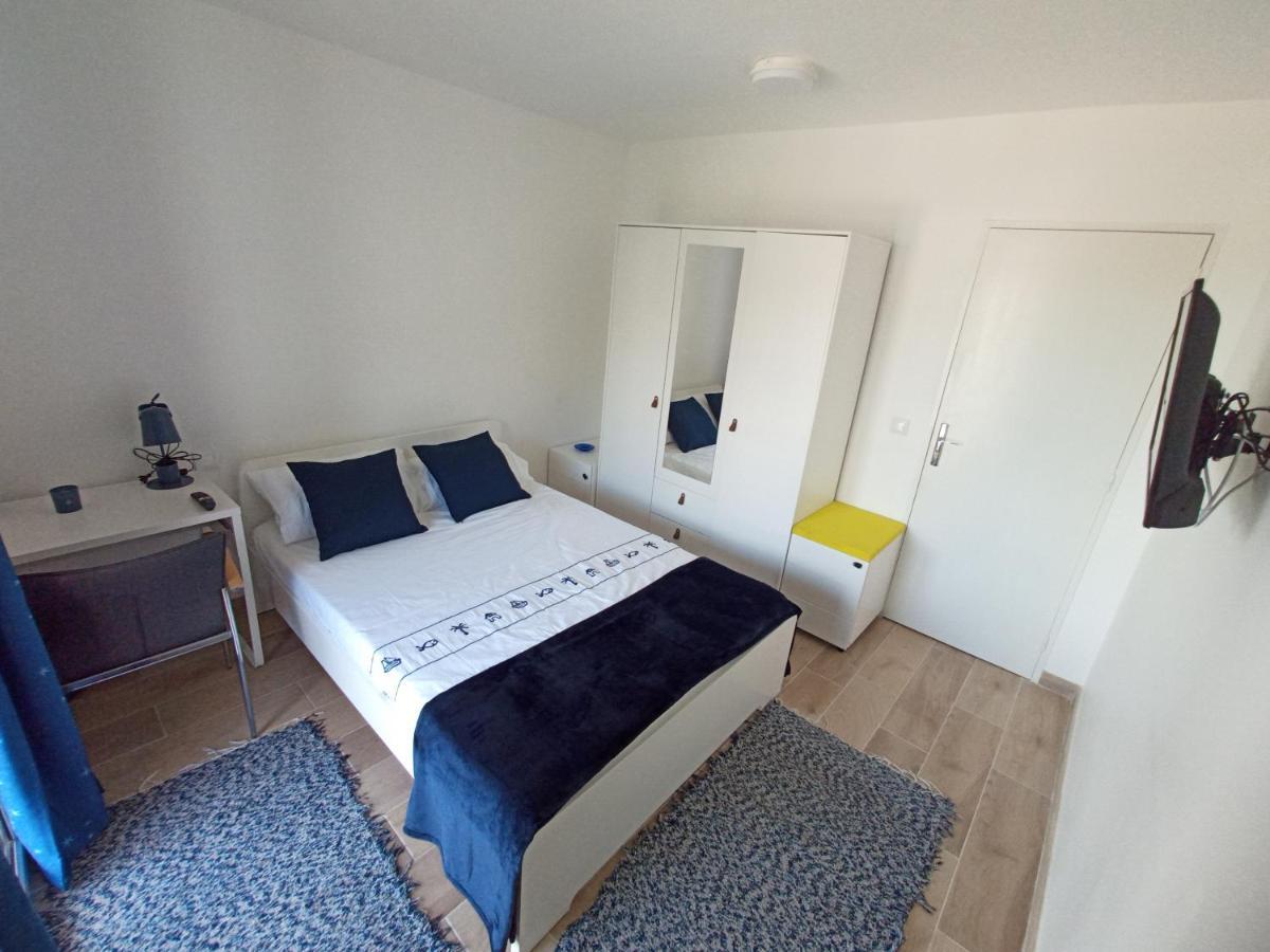 Private Room In Renovated Apartment - Tram 1 Min Walk Nice Exterior photo