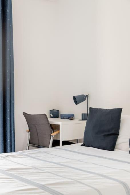 Private Room In Renovated Apartment - Tram 1 Min Walk Nice Exterior photo