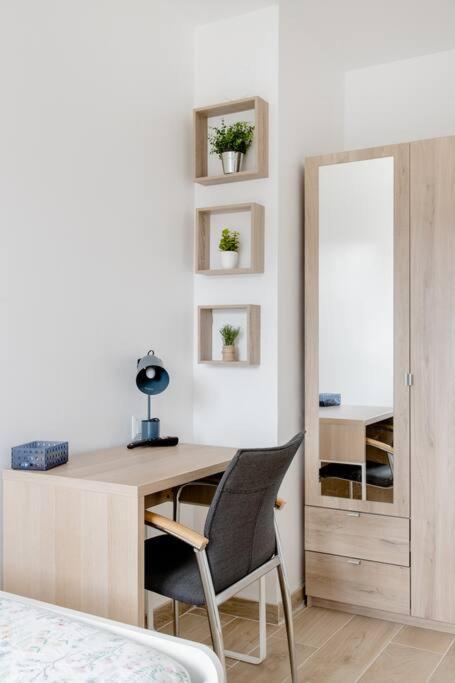 Private Room In Renovated Apartment - Tram 1 Min Walk Nice Exterior photo