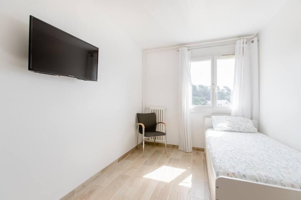 Private Room In Renovated Apartment - Tram 1 Min Walk Nice Exterior photo
