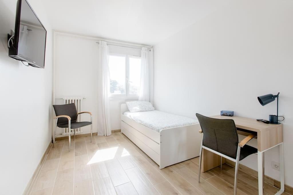 Private Room In Renovated Apartment - Tram 1 Min Walk Nice Exterior photo