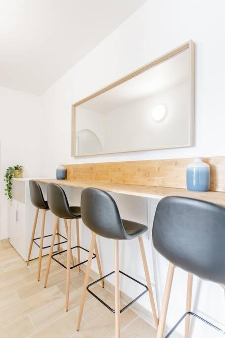 Private Room In Renovated Apartment - Tram 1 Min Walk Nice Exterior photo