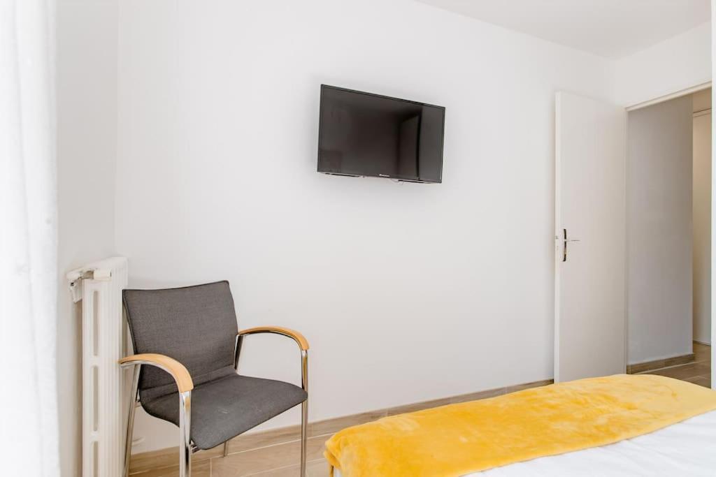 Private Room In Renovated Apartment - Tram 1 Min Walk Nice Exterior photo