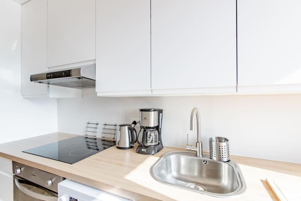 Private Room In Renovated Apartment - Tram 1 Min Walk Nice Exterior photo