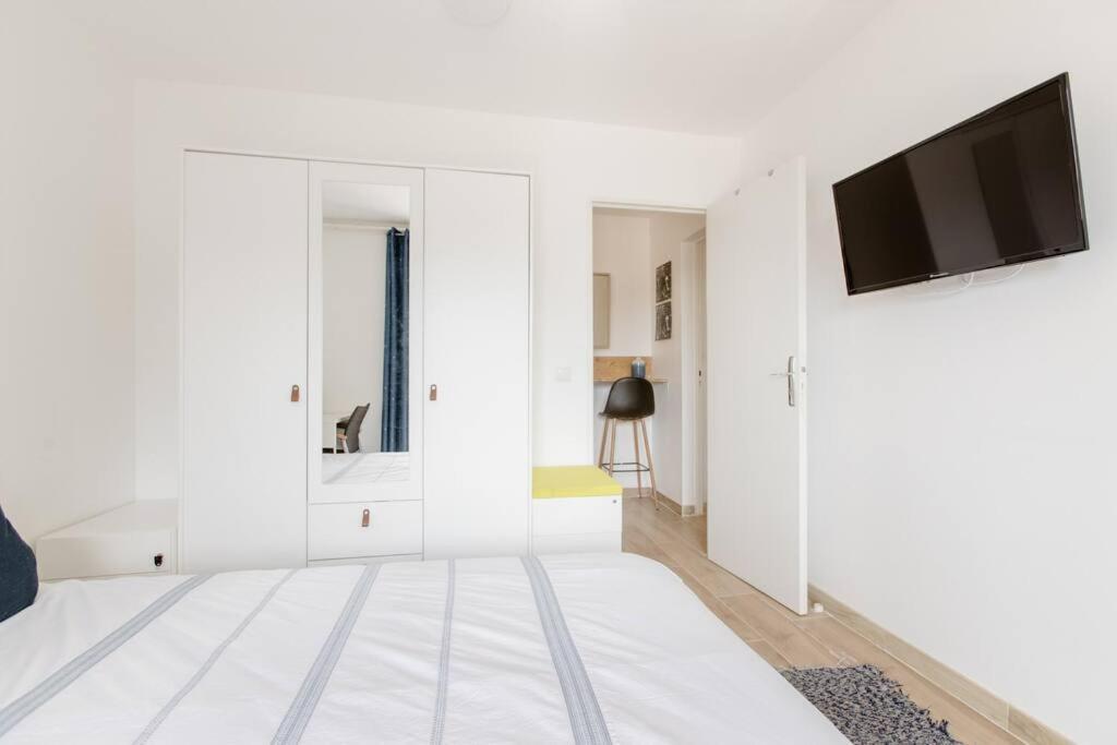 Private Room In Renovated Apartment - Tram 1 Min Walk Nice Exterior photo