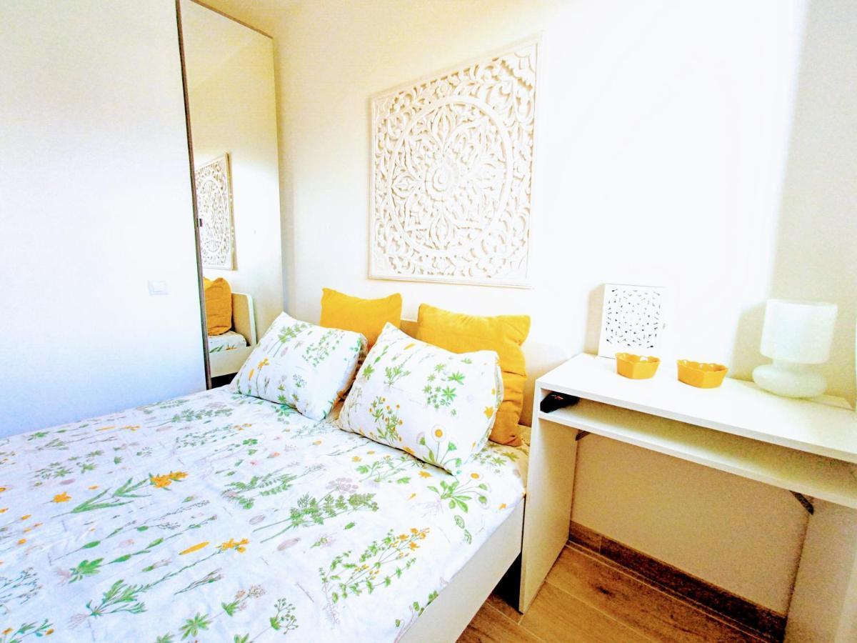Private Room In Renovated Apartment - Tram 1 Min Walk Nice Exterior photo